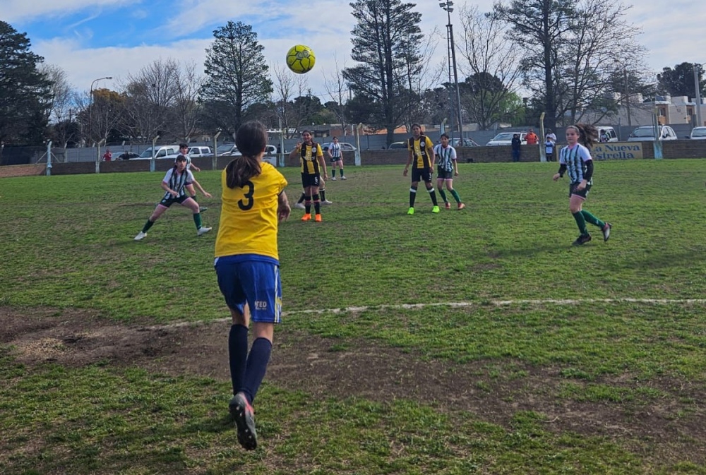 Se realizo un encuentro de escuelitas de futbol en el Club Porteño de Saldungaray (Incluye fotos)