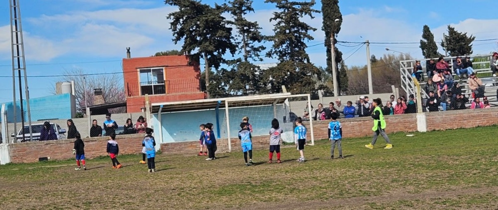 Se realizo un encuentro de escuelitas de futbol en el Club Porteño de Saldungaray (Incluye fotos)