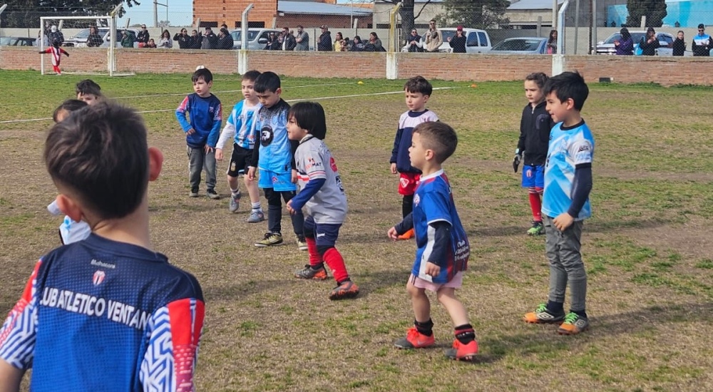 Se realizo un encuentro de escuelitas de futbol en el Club Porteño de Saldungaray (Incluye fotos)