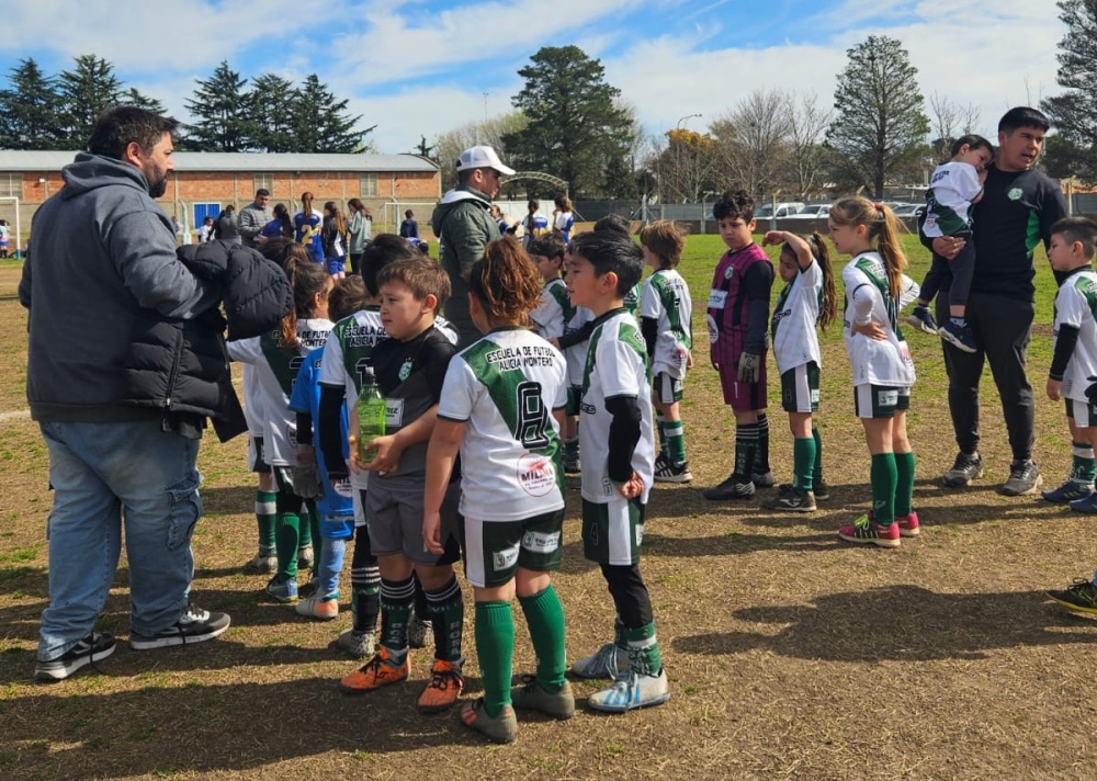 Se realizo un encuentro de escuelitas de futbol en el Club Porteño de Saldungaray (Incluye fotos)