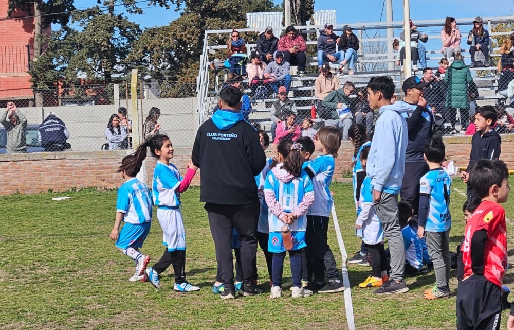 Se realizo un encuentro de escuelitas de futbol en el Club Porteño de Saldungaray (Incluye fotos)