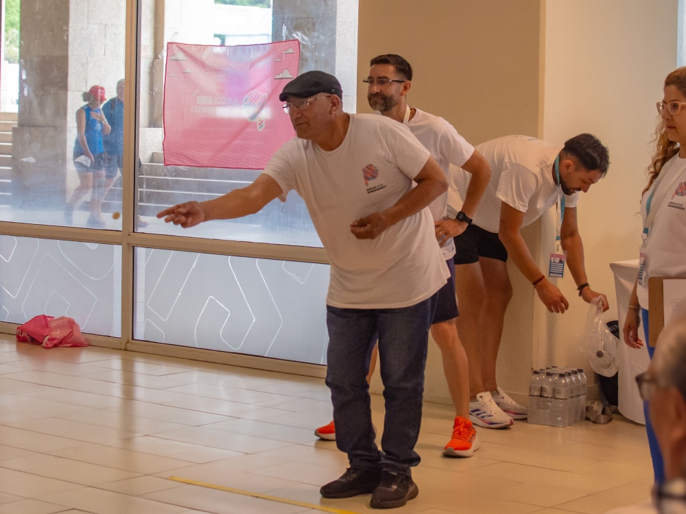 Juegos Bonaerenses: Los representantes de natación y solista vocal de Tornquist hicieron su presentación en Mar del Plata