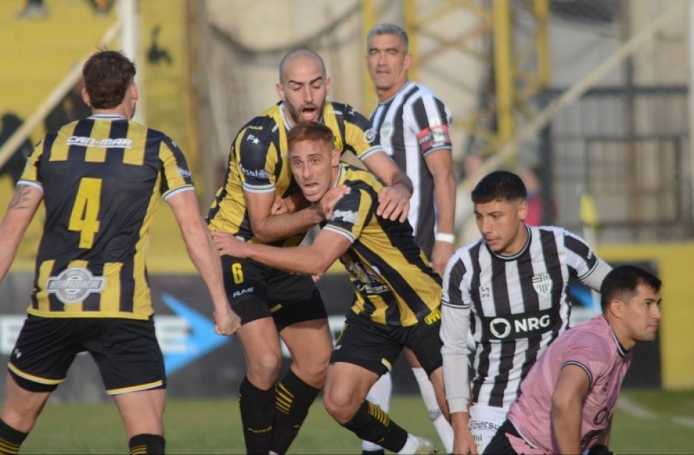 Federal A: Olimpo, con minutos en cancha de Vila, se dividió en dos y sumó un punto con sabor a poco ante Cipolletti