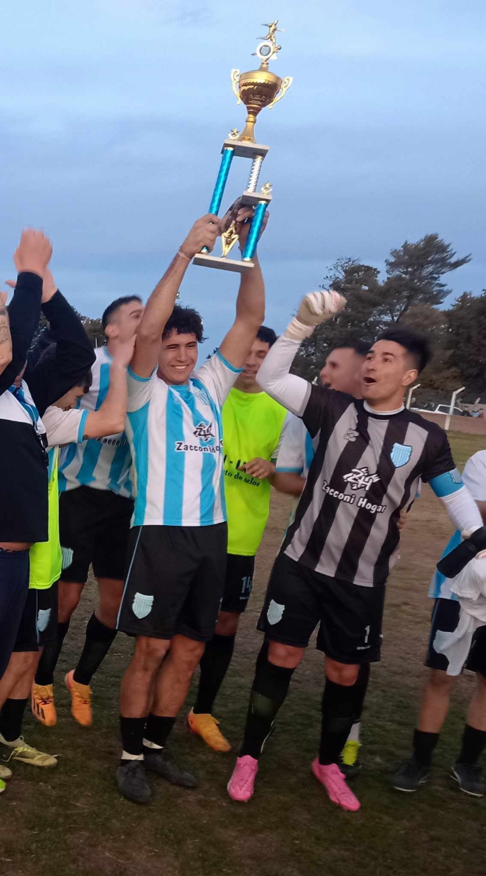 Liga de Dorrego: Porteño venció al puntero Atlético Monte Hermoso y la fiesta fue completa en Saldungaray