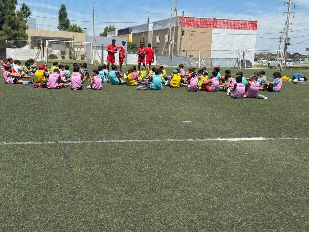 La escuela de fútbol del Club General San Martín de Chasico participo de un campus intensivo