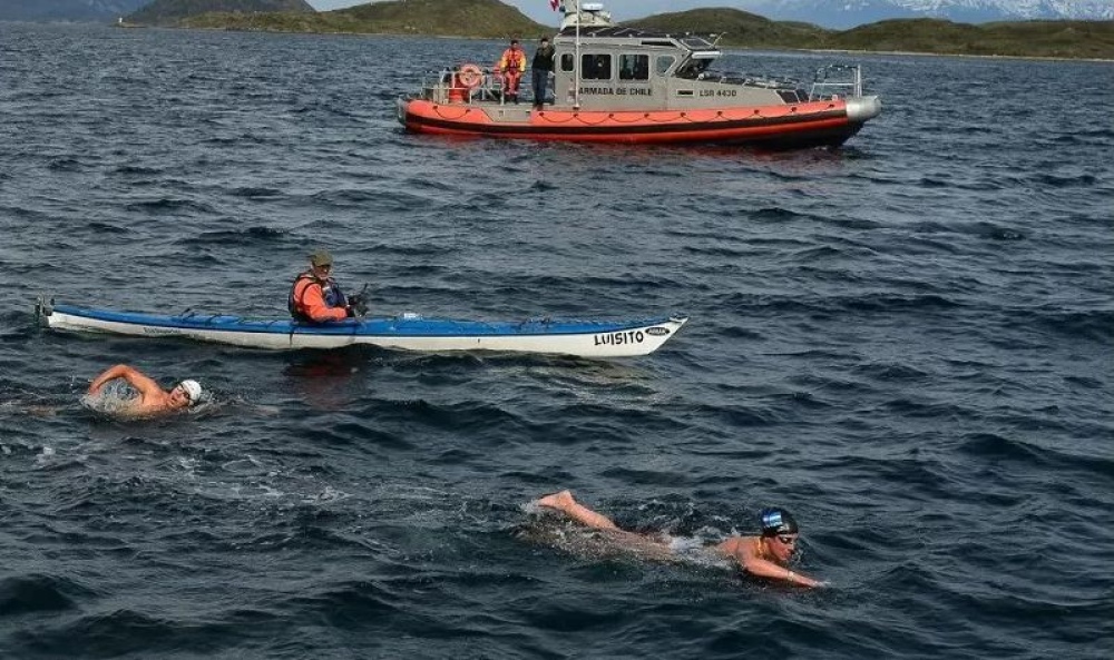 Adriana Berardi y equipo nadaron en el Canal de Beagle y obtuvieron un récord mundial