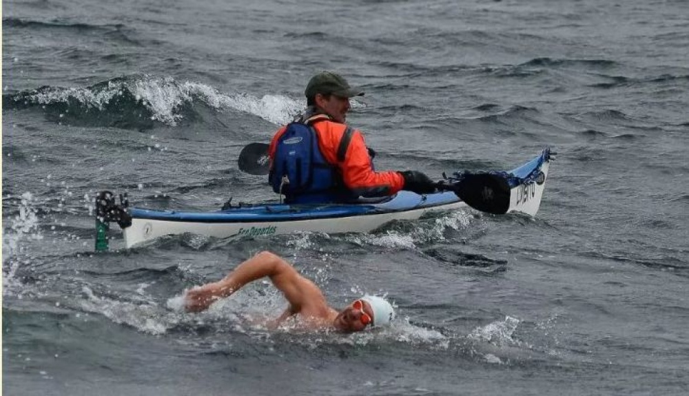 Adriana Berardi y equipo nadaron en el Canal de Beagle y obtuvieron un récord mundial