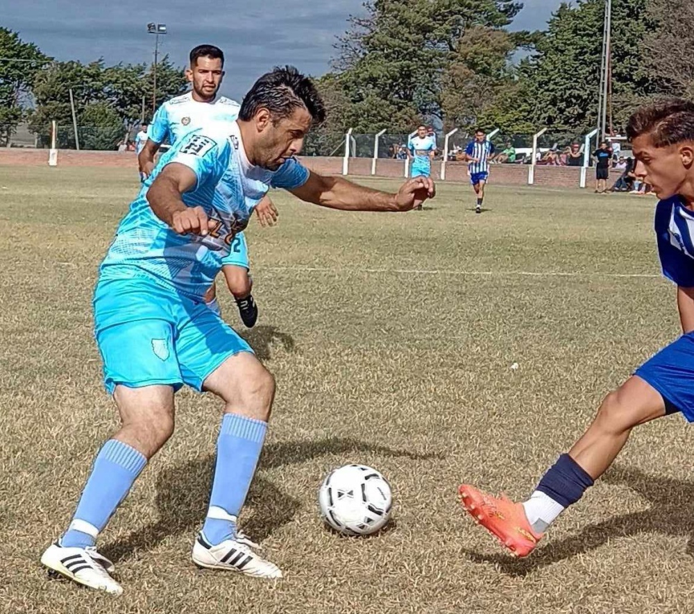 Con ”Nico” Restivo imparable: Porteño debuto como local y goleo a San Martin de Coronel Dorrego