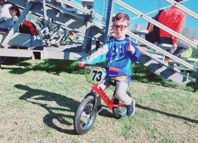 Amadeo Navarro Vallejos en lo mas alto del podio en un torneo bonaerense de BMX