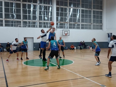 Luego de un comienzo complicado Tornquist Basket lo dio vuelta y se quedo con la victoria ante Almaceneros de Coronel Pringles