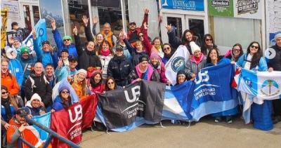 Adriana Berardi y equipo nadaron en el Canal de Beagle y obtuvieron un récord mundial