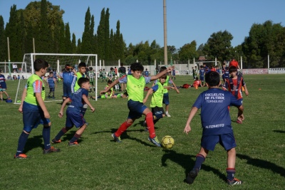 Se llevo a cabo un encuentro de escuelitas de futbol en el Club Unión (88 fotos + video)