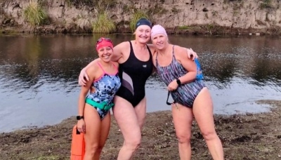 Tres mujeres de la Comarca Serrana se preparan para el Winter Swimming World Cup 2024